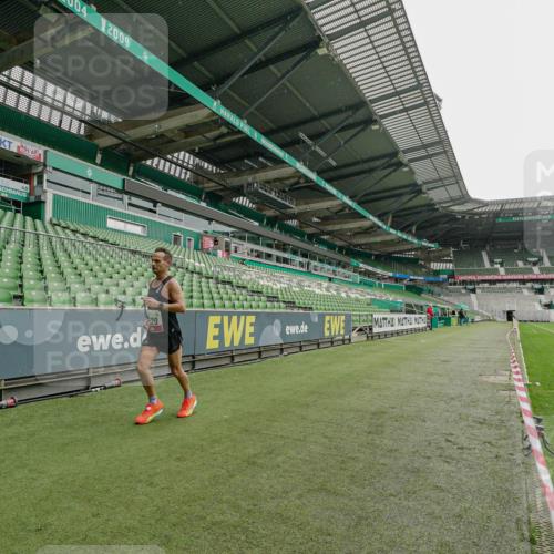 05.10.2025 - 20. swb-Marathon Bremen Michael Burmester http://msf.ph/oto/9227663 05.10.2025 12:10:42 Laufen im Stadion 50, 1620 meine-sportfotos.de