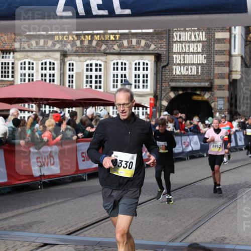 05.10.2025 - 20. swb-Marathon Bremen Yannick Fuchs http://msf.ph/oto/9227675 05.10.2025 10:58:19 Ziel 9330, 9576, 9582, 9634, 9952, 10127, 10377, 10395, 10398, 10459, 10620, 11058, 11562, 11608 meine-sportfotos.de