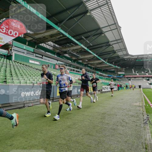05.10.2025 - 20. swb-Marathon Bremen Michael Burmester http://msf.ph/oto/9227687 05.10.2025 12:13:00 Laufen im Stadion 529, 542, 600, 717, 1113, 1437, 1509, 1771, 1948, 2053, 2116, 2159, 2292, 717 meine-sportfotos.de
