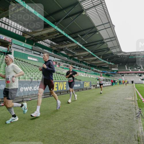 05.10.2025 - 20. swb-Marathon Bremen Michael Burmester http://msf.ph/oto/9227691 05.10.2025 12:13:00 Laufen im Stadion 529, 542, 600, 717, 1113, 1437, 1509, 1771, 1948, 2053, 2116, 2159, 2292, 717 meine-sportfotos.de