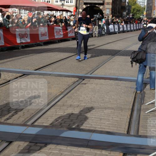 05.10.2025 - 20. swb-Marathon Bremen Yannick Fuchs http://msf.ph/oto/9227692 05.10.2025 11:01:25 Ziel 9182, 9613, 9925, 10544, 10762, 10914, 11337, 11338, 11597, 11680, 11688 meine-sportfotos.de