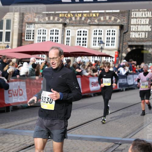 05.10.2025 - 20. swb-Marathon Bremen Yannick Fuchs http://msf.ph/oto/9227696 05.10.2025 10:58:19 Ziel 9330, 9576, 9582, 9634, 9952, 10127, 10377, 10395, 10398, 10459, 10620, 11058, 11562, 11608 meine-sportfotos.de