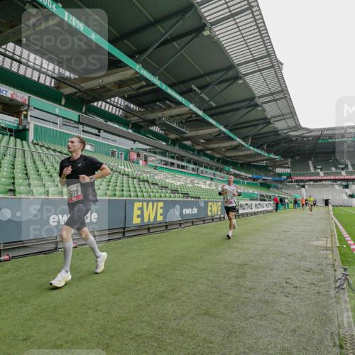 05.10.2025 - 20. swb-Marathon Bremen Michael Burmester http://msf.ph/oto/9227699 05.10.2025 12:13:01 Laufen im Stadion 529, 542, 600, 1113, 1437, 1509, 1771, 1948, 2053, 2116, 2159, 2292, 717, 2053 meine-sportfotos.de