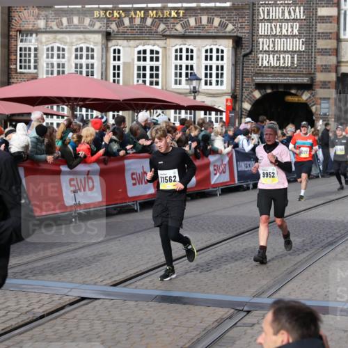 05.10.2025 - 20. swb-Marathon Bremen Yannick Fuchs http://msf.ph/oto/9227703 05.10.2025 10:58:20 Ziel 9330, 9634, 9952, 10377, 10398, 10459, 10620, 11562, 11608 meine-sportfotos.de