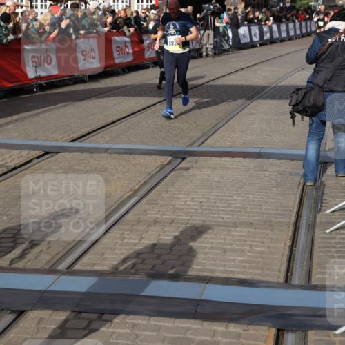 05.10.2025 - 20. swb-Marathon Bremen Yannick Fuchs http://msf.ph/oto/9227704 05.10.2025 11:01:25 Ziel 9182, 9613, 9925, 10544, 10762, 10914, 11337, 11338, 11597, 11680, 11688 meine-sportfotos.de