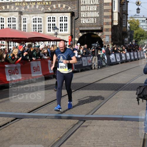 05.10.2025 - 20. swb-Marathon Bremen Yannick Fuchs http://msf.ph/oto/9227708 05.10.2025 11:01:26 Ziel 9182, 9613, 9925, 10544, 10762, 10914, 11337, 11338, 11597, 11680, 11688 meine-sportfotos.de