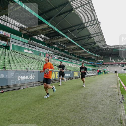 05.10.2025 - 20. swb-Marathon Bremen Michael Burmester http://msf.ph/oto/9227715 05.10.2025 12:13:12 Laufen im Stadion 304, 410, 529, 542, 600, 1113, 1437, 1509, 1771, 1948, 2116, 2159, 2292, 717, 2053 meine-sportfotos.de