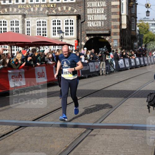 05.10.2025 - 20. swb-Marathon Bremen Yannick Fuchs http://msf.ph/oto/9227716 05.10.2025 11:01:26 Ziel 9182, 9613, 9925, 10544, 10762, 10914, 11337, 11338, 11597, 11680, 11688 meine-sportfotos.de