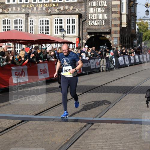 05.10.2025 - 20. swb-Marathon Bremen Yannick Fuchs http://msf.ph/oto/9227720 05.10.2025 11:01:26 Ziel 9182, 9613, 9925, 10544, 10762, 10914, 11337, 11338, 11597, 11680, 11688 meine-sportfotos.de