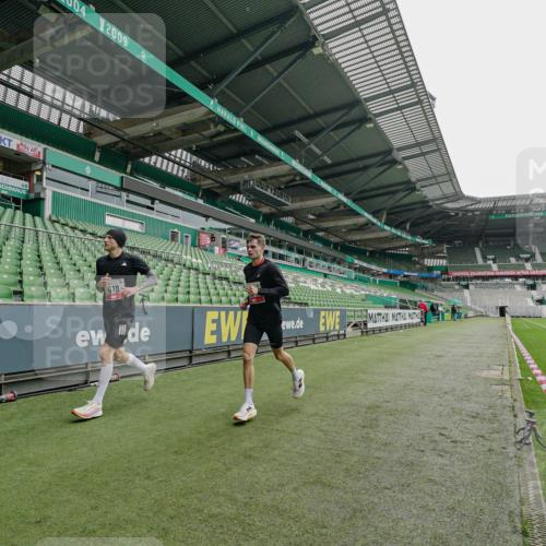 05.10.2025 - 20. swb-Marathon Bremen Michael Burmester http://msf.ph/oto/9227721 05.10.2025 12:13:13 Laufen im Stadion 304, 410, 529, 542, 600, 1113, 1437, 1509, 1771, 1948, 2116, 2159, 2292, 717, 2053 meine-sportfotos.de