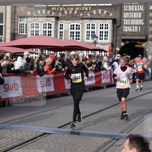 05.10.2025 - 20. swb-Marathon Bremen Yannick Fuchs http://msf.ph/oto/9227724 05.10.2025 10:58:20 Ziel 9330, 9634, 9952, 10377, 10398, 10459, 10620, 11562, 11608 meine-sportfotos.de