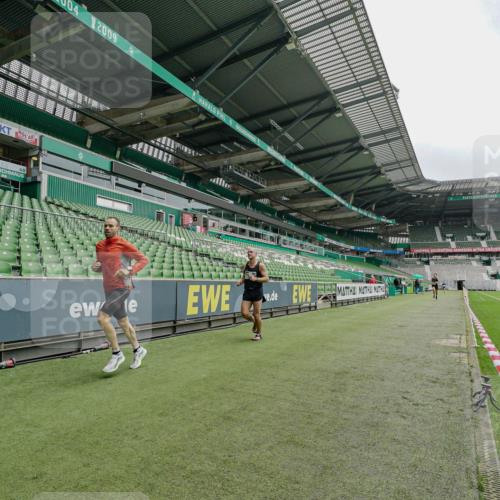 05.10.2025 - 20. swb-Marathon Bremen Michael Burmester http://msf.ph/oto/9227726 05.10.2025 12:14:24 Laufen im Stadion 157, 604, 304, 410 meine-sportfotos.de