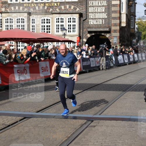 05.10.2025 - 20. swb-Marathon Bremen Yannick Fuchs http://msf.ph/oto/9227730 05.10.2025 11:01:26 Ziel 9182, 9613, 9925, 10544, 10762, 10914, 11337, 11338, 11597, 11680, 11688 meine-sportfotos.de