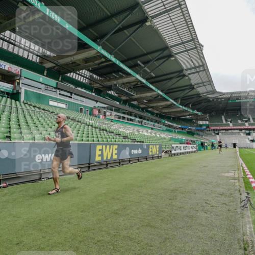 05.10.2025 - 20. swb-Marathon Bremen Michael Burmester http://msf.ph/oto/9227731 05.10.2025 12:14:25 Laufen im Stadion 157, 604, 304 meine-sportfotos.de