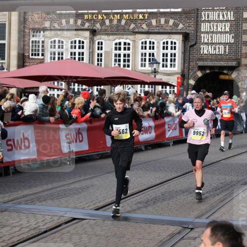 05.10.2025 - 20. swb-Marathon Bremen Yannick Fuchs http://msf.ph/oto/9227732 05.10.2025 10:58:20 Ziel 9330, 9634, 9952, 10377, 10398, 10459, 10620, 11562, 11608 meine-sportfotos.de