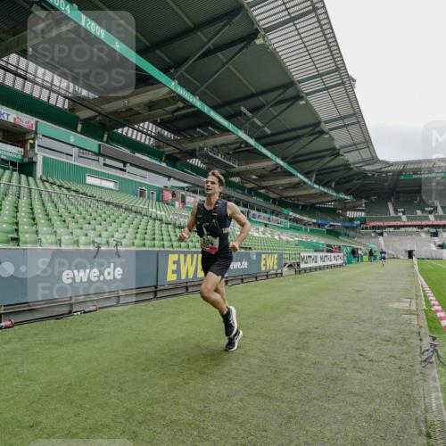 05.10.2025 - 20. swb-Marathon Bremen Michael Burmester http://msf.ph/oto/9227737 05.10.2025 12:14:32 Laufen im Stadion 157, 604, 956 meine-sportfotos.de