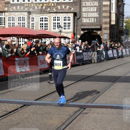 05.10.2025 - 20. swb-Marathon Bremen Yannick Fuchs http://msf.ph/oto/9227739 05.10.2025 11:01:26 Ziel 9182, 9613, 9925, 10544, 10762, 10914, 11337, 11338, 11597, 11680, 11688 meine-sportfotos.de