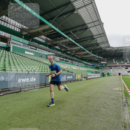 05.10.2025 - 20. swb-Marathon Bremen Michael Burmester http://msf.ph/oto/9227743 05.10.2025 12:14:40 Laufen im Stadion 157, 604, 956 meine-sportfotos.de