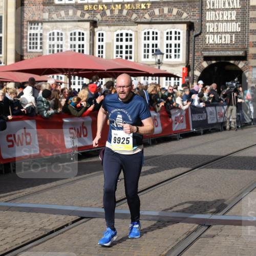 05.10.2025 - 20. swb-Marathon Bremen Yannick Fuchs http://msf.ph/oto/9227749 05.10.2025 11:01:26 Ziel 9182, 9613, 9925, 10544, 10762, 10914, 11337, 11338, 11597, 11680, 11688 meine-sportfotos.de