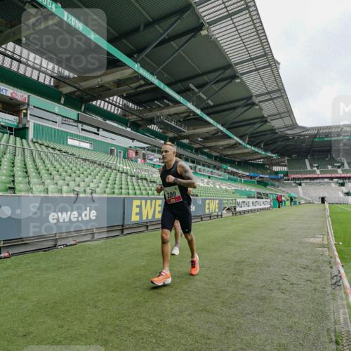 05.10.2025 - 20. swb-Marathon Bremen Michael Burmester http://msf.ph/oto/9227750 05.10.2025 12:15:39 Laufen im Stadion 309, 1663, 604, 956 meine-sportfotos.de