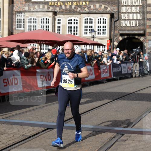 05.10.2025 - 20. swb-Marathon Bremen Yannick Fuchs http://msf.ph/oto/9227751 05.10.2025 11:01:27 Ziel 9613, 9925, 10544, 10762, 11597, 11680, 11688 meine-sportfotos.de