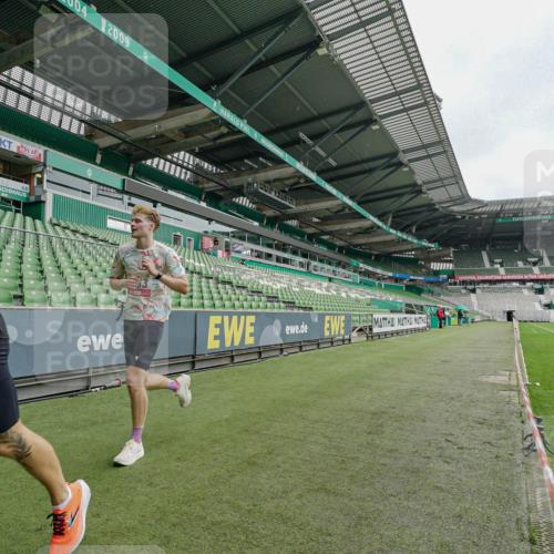 05.10.2025 - 20. swb-Marathon Bremen Michael Burmester http://msf.ph/oto/9227754 05.10.2025 12:15:40 Laufen im Stadion 309, 1663, 604, 956 meine-sportfotos.de