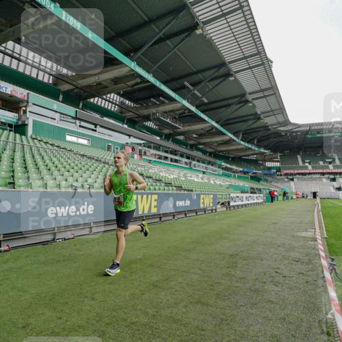 05.10.2025 - 20. swb-Marathon Bremen Michael Burmester http://msf.ph/oto/9227764 05.10.2025 12:17:19 Laufen im Stadion 705, 888 meine-sportfotos.de