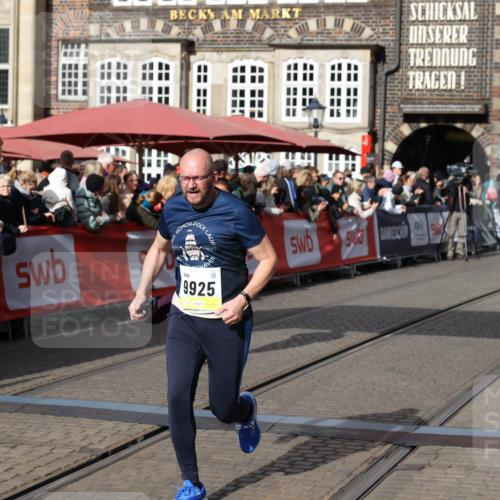 05.10.2025 - 20. swb-Marathon Bremen Yannick Fuchs http://msf.ph/oto/9227766 05.10.2025 11:01:27 Ziel 9613, 9925, 10544, 10762, 11597, 11680, 11688 meine-sportfotos.de