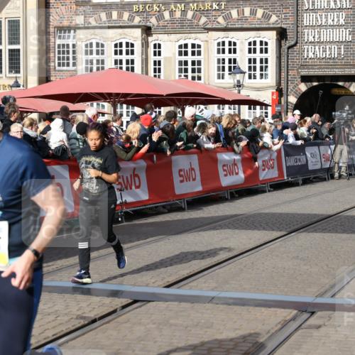 05.10.2025 - 20. swb-Marathon Bremen Yannick Fuchs http://msf.ph/oto/9227774 05.10.2025 11:01:27 Ziel 9613, 9925, 10544, 10762, 11597, 11680, 11688 meine-sportfotos.de