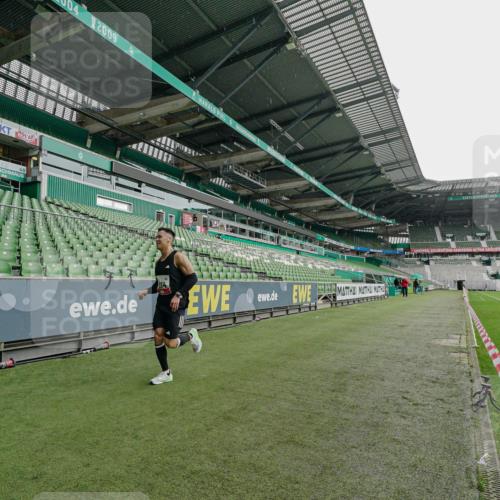 05.10.2025 - 20. swb-Marathon Bremen Michael Burmester http://msf.ph/oto/9227776 05.10.2025 12:17:40 Laufen im Stadion 705, 888, 1632, 1994 meine-sportfotos.de