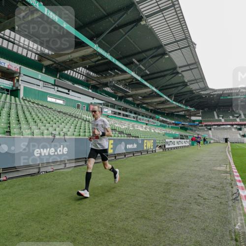 05.10.2025 - 20. swb-Marathon Bremen Michael Burmester http://msf.ph/oto/9227782 05.10.2025 12:18:06 Laufen im Stadion 302, 308, 705, 888, 1632, 1994 meine-sportfotos.de