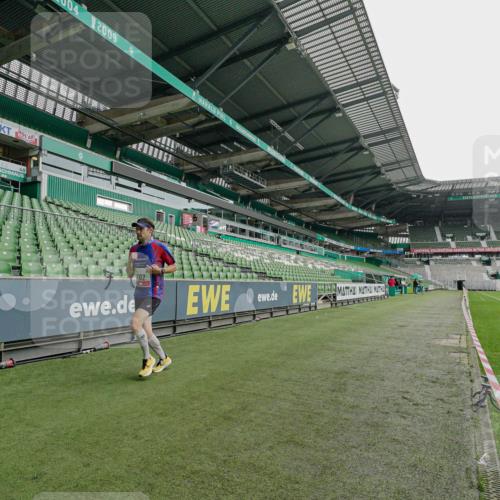05.10.2025 - 20. swb-Marathon Bremen Michael Burmester http://msf.ph/oto/9227789 05.10.2025 12:18:12 Laufen im Stadion 302, 308, 705, 1632, 1994, 705, 888 meine-sportfotos.de