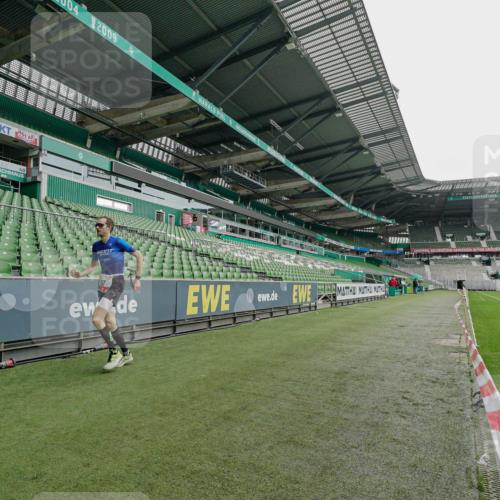 05.10.2025 - 20. swb-Marathon Bremen Michael Burmester http://msf.ph/oto/9227796 05.10.2025 12:19:04 Laufen im Stadion 87, 302, 308 meine-sportfotos.de