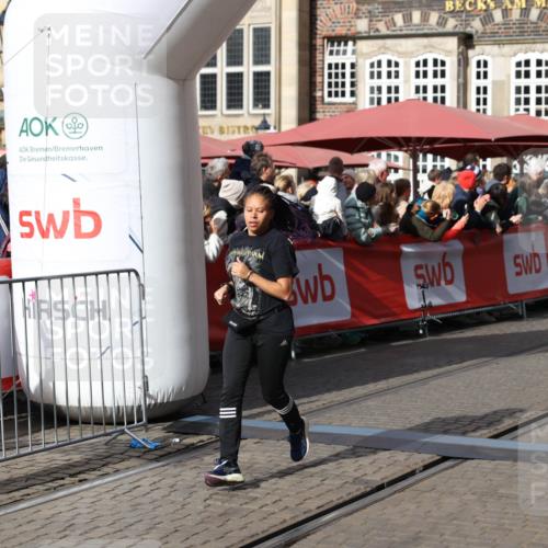 05.10.2025 - 20. swb-Marathon Bremen Yannick Fuchs http://msf.ph/oto/9227801 05.10.2025 11:01:28 Ziel 9613, 9925, 10544, 10762, 11680, 11688 meine-sportfotos.de
