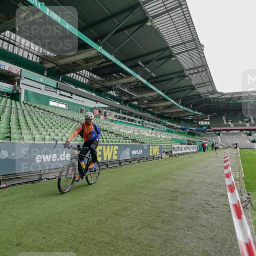 05.10.2025 - 20. swb-Marathon Bremen Michael Burmester http://msf.ph/oto/9227802 05.10.2025 12:20:02 Laufen im Stadion 1101, 1954, 87 meine-sportfotos.de