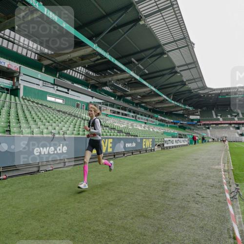 05.10.2025 - 20. swb-Marathon Bremen Michael Burmester http://msf.ph/oto/9227805 05.10.2025 12:20:08 Laufen im Stadion 964, 1101, 1528, 1954, 87 meine-sportfotos.de