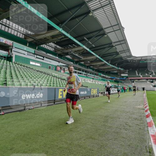 05.10.2025 - 20. swb-Marathon Bremen Michael Burmester http://msf.ph/oto/9227812 05.10.2025 12:20:21 Laufen im Stadion 909, 953, 964, 1101, 1528, 1954 meine-sportfotos.de