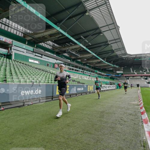 05.10.2025 - 20. swb-Marathon Bremen Michael Burmester http://msf.ph/oto/9227817 05.10.2025 12:20:23 Laufen im Stadion 158, 909, 953, 964, 1101, 1528, 1954 meine-sportfotos.de