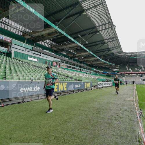 05.10.2025 - 20. swb-Marathon Bremen Michael Burmester http://msf.ph/oto/9227822 05.10.2025 12:20:24 Laufen im Stadion 158, 909, 953, 964, 1101, 1528, 1954 meine-sportfotos.de