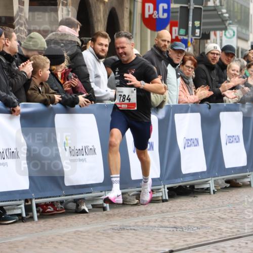 05.10.2025 - 20. swb-Marathon Bremen Strokosch-Dieckow http://msf.ph/oto/9227826 05.10.2025 12:25:18 Ziel 784 meine-sportfotos.de