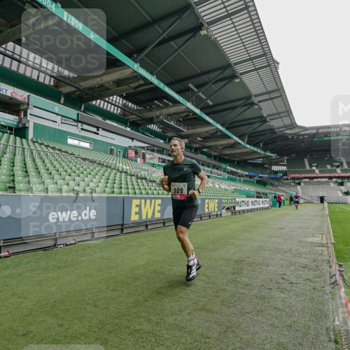 05.10.2025 - 20. swb-Marathon Bremen Michael Burmester http://msf.ph/oto/9227831 05.10.2025 12:20:27 Laufen im Stadion 158, 909, 953, 964, 1101, 1528, 1954 meine-sportfotos.de