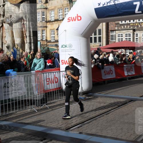 05.10.2025 - 20. swb-Marathon Bremen Yannick Fuchs http://msf.ph/oto/9227832 05.10.2025 11:01:29 Ziel 9925, 10762, 11680, 11688 meine-sportfotos.de