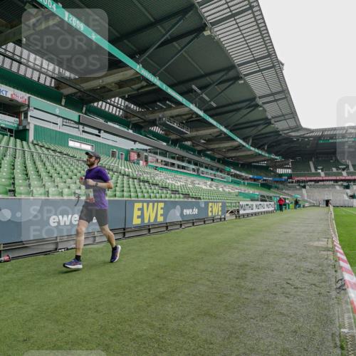 05.10.2025 - 20. swb-Marathon Bremen Michael Burmester http://msf.ph/oto/9227836 05.10.2025 12:20:35 Laufen im Stadion 158, 909, 953, 964, 1101, 1528, 1954 meine-sportfotos.de