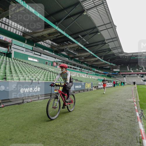 05.10.2025 - 20. swb-Marathon Bremen Michael Burmester http://msf.ph/oto/9227841 05.10.2025 12:21:03 Laufen im Stadion 117, 158, 909, 953, 964, 1528, 1101 meine-sportfotos.de