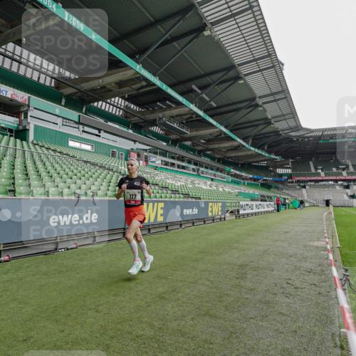 05.10.2025 - 20. swb-Marathon Bremen Michael Burmester http://msf.ph/oto/9227849 05.10.2025 12:21:05 Laufen im Stadion 117, 158, 909, 953, 964, 1528, 1101 meine-sportfotos.de