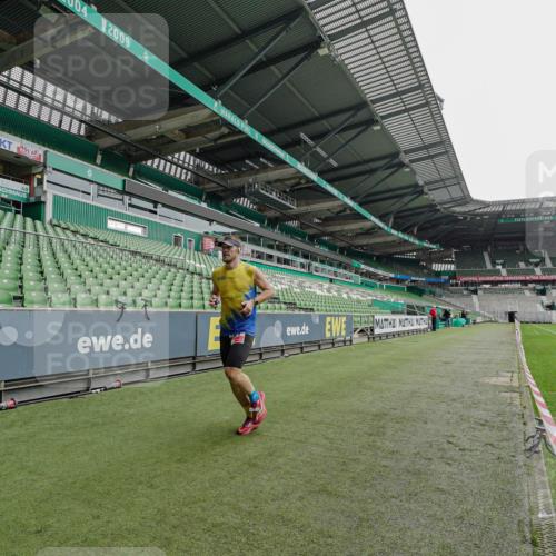 05.10.2025 - 20. swb-Marathon Bremen Michael Burmester http://msf.ph/oto/9227854 05.10.2025 12:22:03 Laufen im Stadion 1024, 117 meine-sportfotos.de