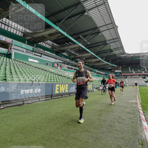 05.10.2025 - 20. swb-Marathon Bremen Michael Burmester http://msf.ph/oto/9227864 05.10.2025 12:22:34 Laufen im Stadion 4, 16, 456, 1024, 1351, 2138 meine-sportfotos.de