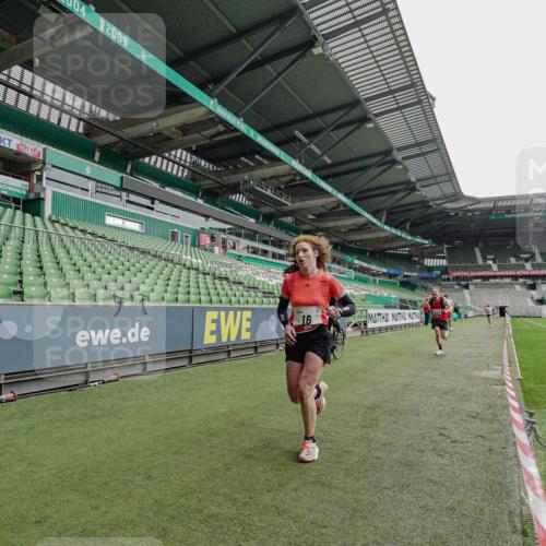 05.10.2025 - 20. swb-Marathon Bremen Michael Burmester http://msf.ph/oto/9227868 05.10.2025 12:22:35 Laufen im Stadion 4, 16, 456, 1024, 1351, 2138 meine-sportfotos.de