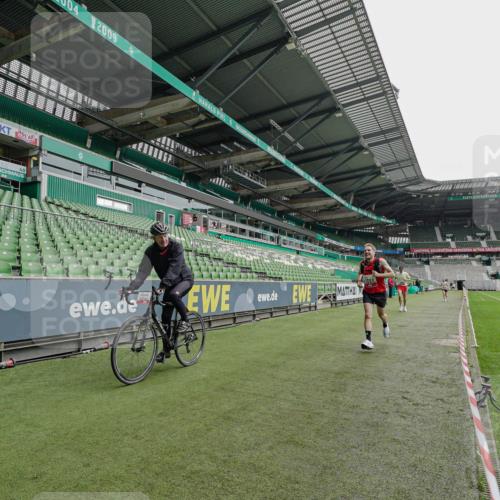 05.10.2025 - 20. swb-Marathon Bremen Michael Burmester http://msf.ph/oto/9227872 05.10.2025 12:22:37 Laufen im Stadion 4, 16, 456, 1024, 1351, 2138 meine-sportfotos.de