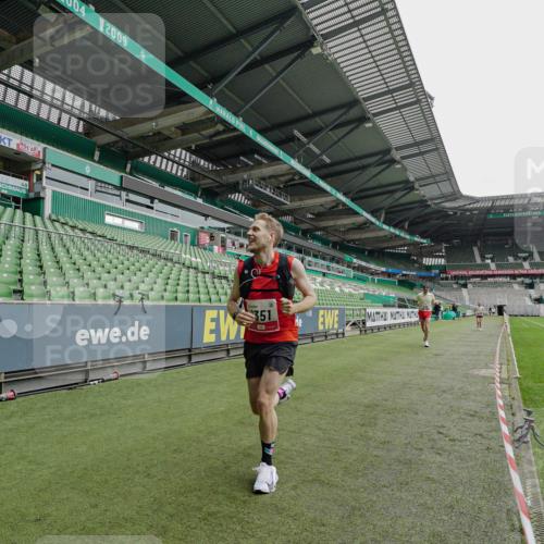 05.10.2025 - 20. swb-Marathon Bremen Michael Burmester http://msf.ph/oto/9227881 05.10.2025 12:22:38 Laufen im Stadion 4, 16, 456, 1024, 1351, 2138 meine-sportfotos.de